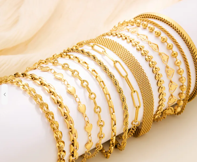 Pulsera dorada con detalle floral